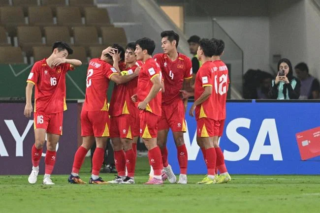 Sân đấu đá gà với hai chiến kê đang giao tranh và khán giả theo dõi